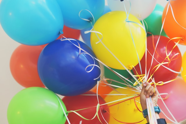 How To Use A Balloon Tying Tool - TableclothsFactory