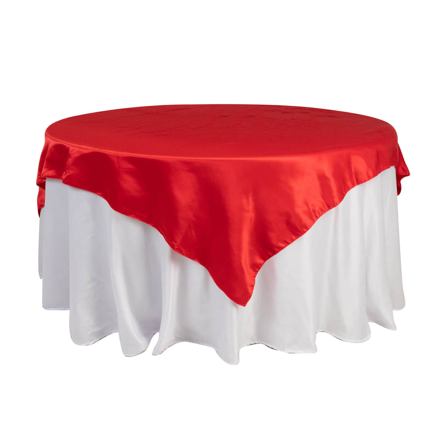 Red and white tablecloth set for round table decoration