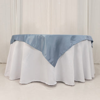<strong>Exquisite Dusty Blue Lamour Satin Table Overlay</strong> <strong>Exquisite Dusty Blue Lamour Satin Table Overlay</strong>