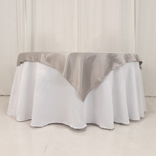 <strong>Exquisite Silver Lamour Satin Table Overlay</strong> <strong>Exquisite Silver Lamour Satin Table Overlay</strong>