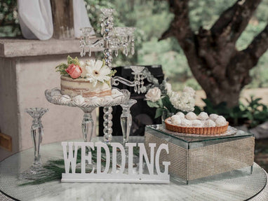 What Can Be Displayed On A Cake Stand?