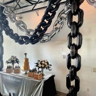 <span style="background-color:transparent;color:#1d1f25;">Striking Décor with Giant Metallic Black Chain Link Foil Balloons</span>