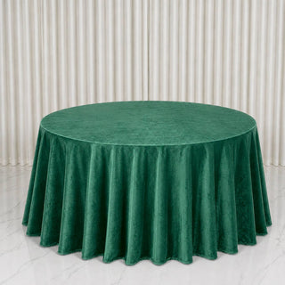 Green round velvet tablecloth on elegant banquet table