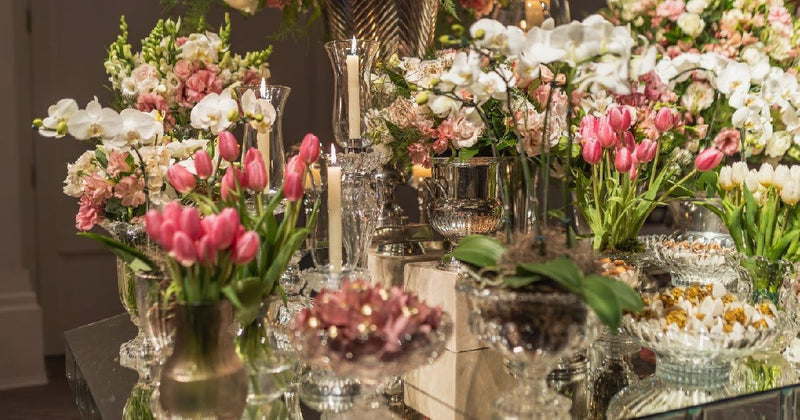 Selecting lifelike artificial tulips as a winter wedding bouquet carries profound symbolism