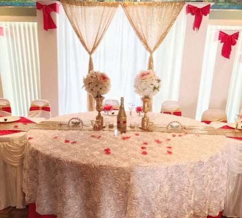 Cream rosette tablecloth with floral centerpiece