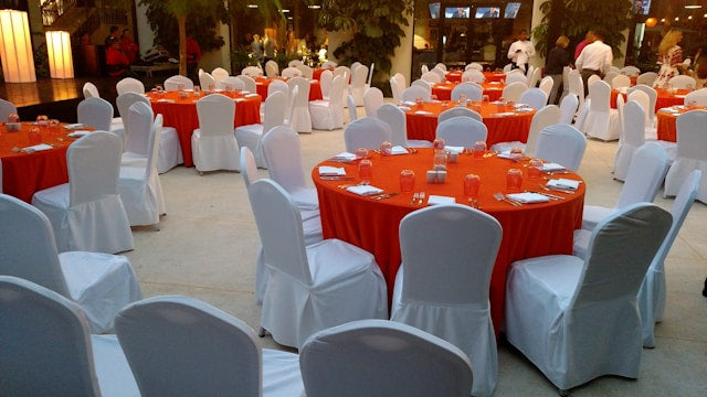 polyester tablecloths and linens