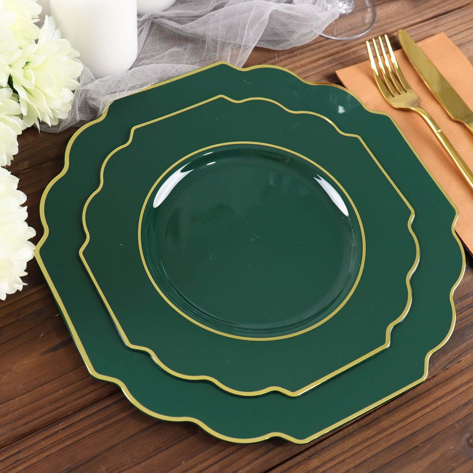 https://tableclothsfactory.com/cdn/shop/products/Hunter-Emerald-Green-Hard-Plastic-Dessert-Appetizer-Plates.jpg?v=1689408136